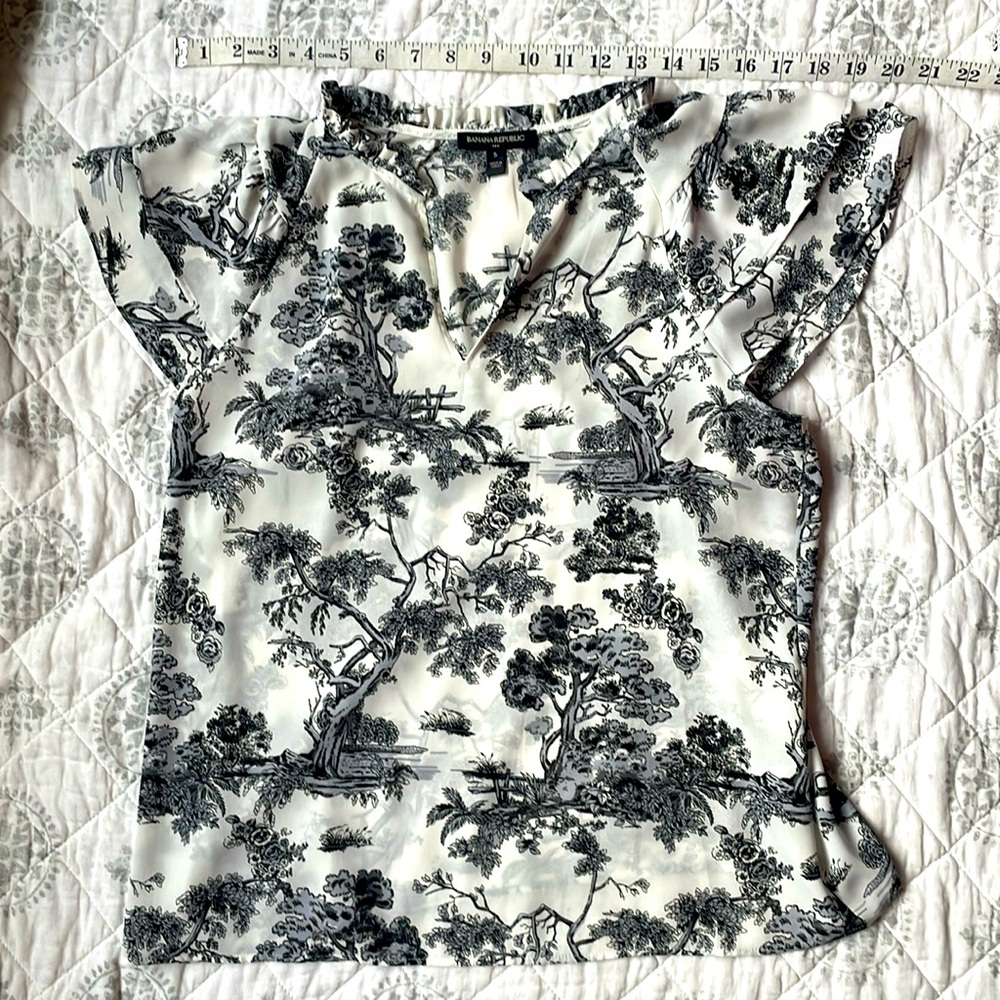 Banana Republic White and Black Scenic Top Small